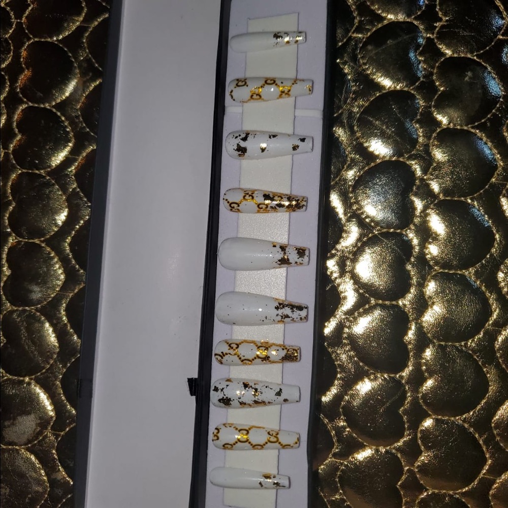 White & Gold Gucci gold flake press ons - Picture 3 of 6